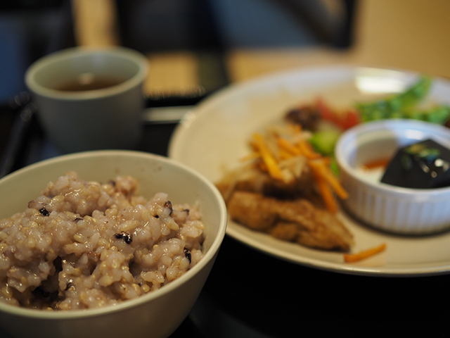 こちら、出雲の参拝の後に連れて行っていただいたベジタリアンカフェでの朝食。 大変美味しゅうございました。